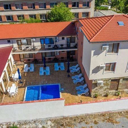 Family Hotel Preslav Exteriér fotografie